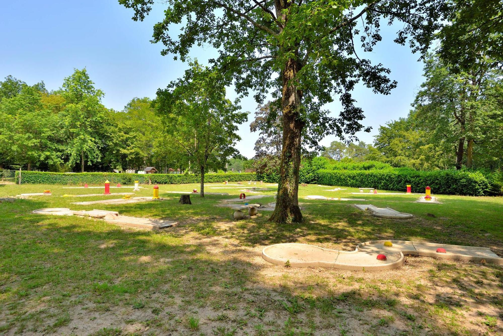 Camping Etang De La Vallee Combreux Exteriér fotografie